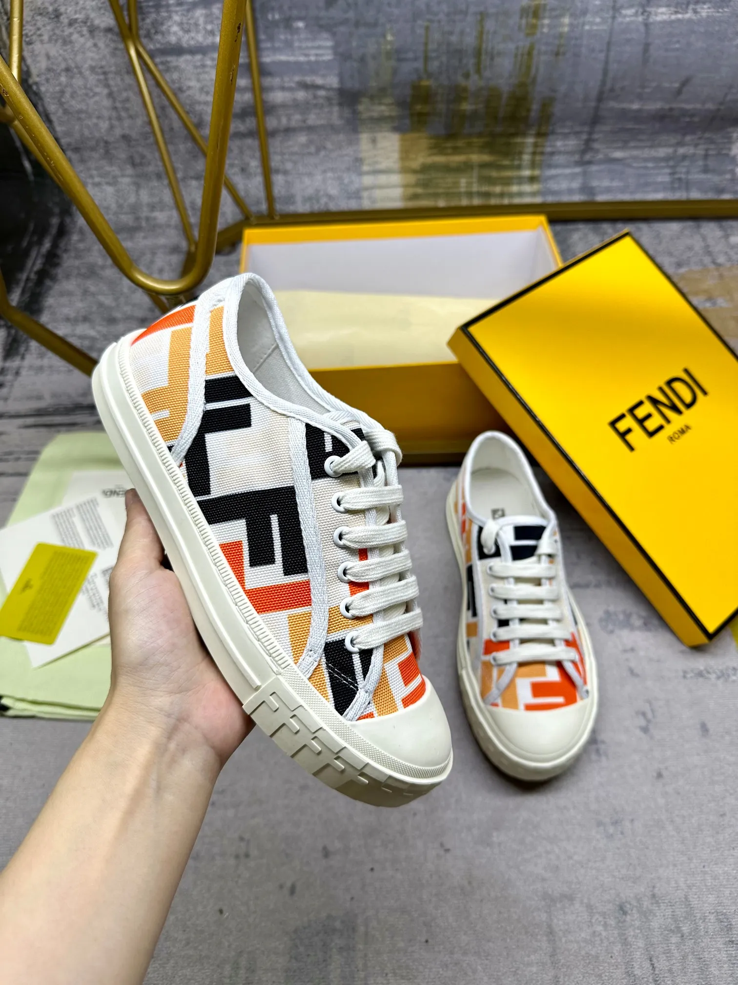 Couple style 💰460❤️Fendi Fendi's latest couple canvas shoes ❑ Fabric: Original customized imported jacquard canvas material ❑ Inner lining: Imported canvas material ❑ Sole: Original molded non-slip TPU outsole ❑ Bottom thickness: 2.5cm ❑ Size: Women's 35-40/Men's 39-45